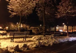 Piazza Fratelli Mariano sotto la nevicata questa sera 